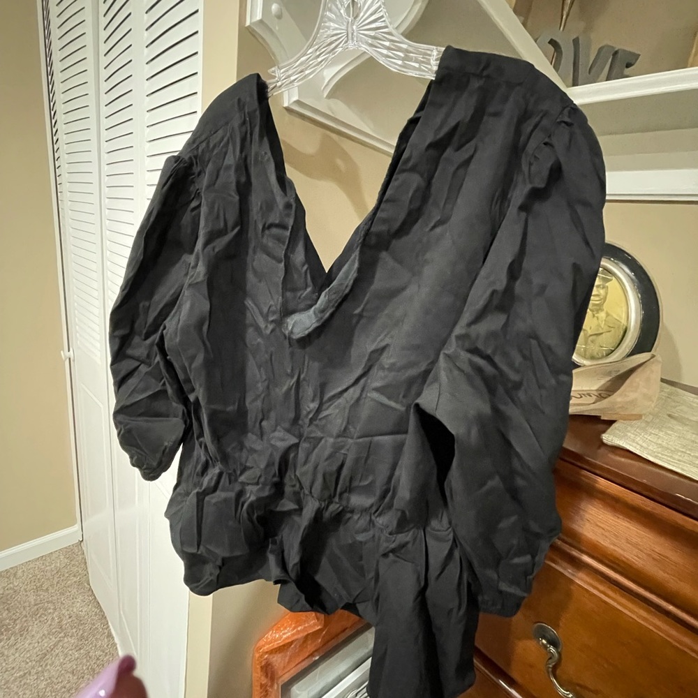 Black deep v neck cropped top